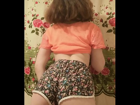 ❤️ セクシーな若いベイブがカメラでショーツを脱ぐ ☑ ポルノ ❌️