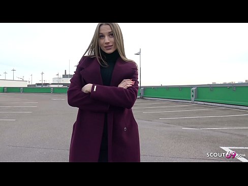 ❤️ ドイツ人スカウトマンは、夢のようにスティール、駐車場のテルテル、お金のためのセクシーに触れることです。 ☑ ポルノ ❌️