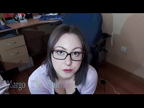 ❤️ 眼鏡をかけたセクシーな少女がカメラに向かってディルドを深くしゃぶる ☑ ポルノ ❌️