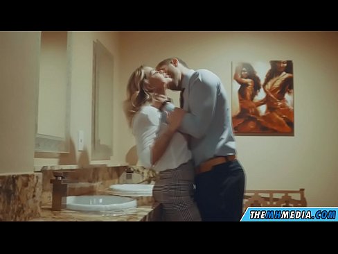 ❤️ 公衆トイレで巨乳金髪美女に誘惑されたら ☑ ポルノ ❌️